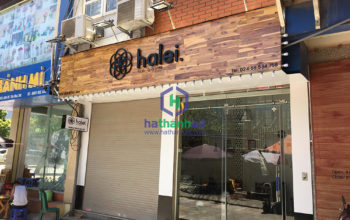 biển quảng cáo nền gỗ